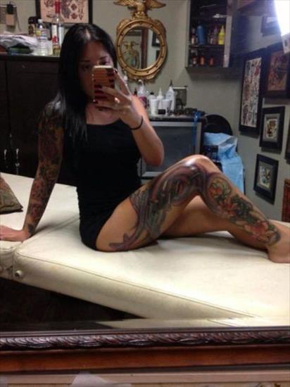 Piękne kobiety z tatuażem - hot_ladies_who_like_their_ink_28.jpg